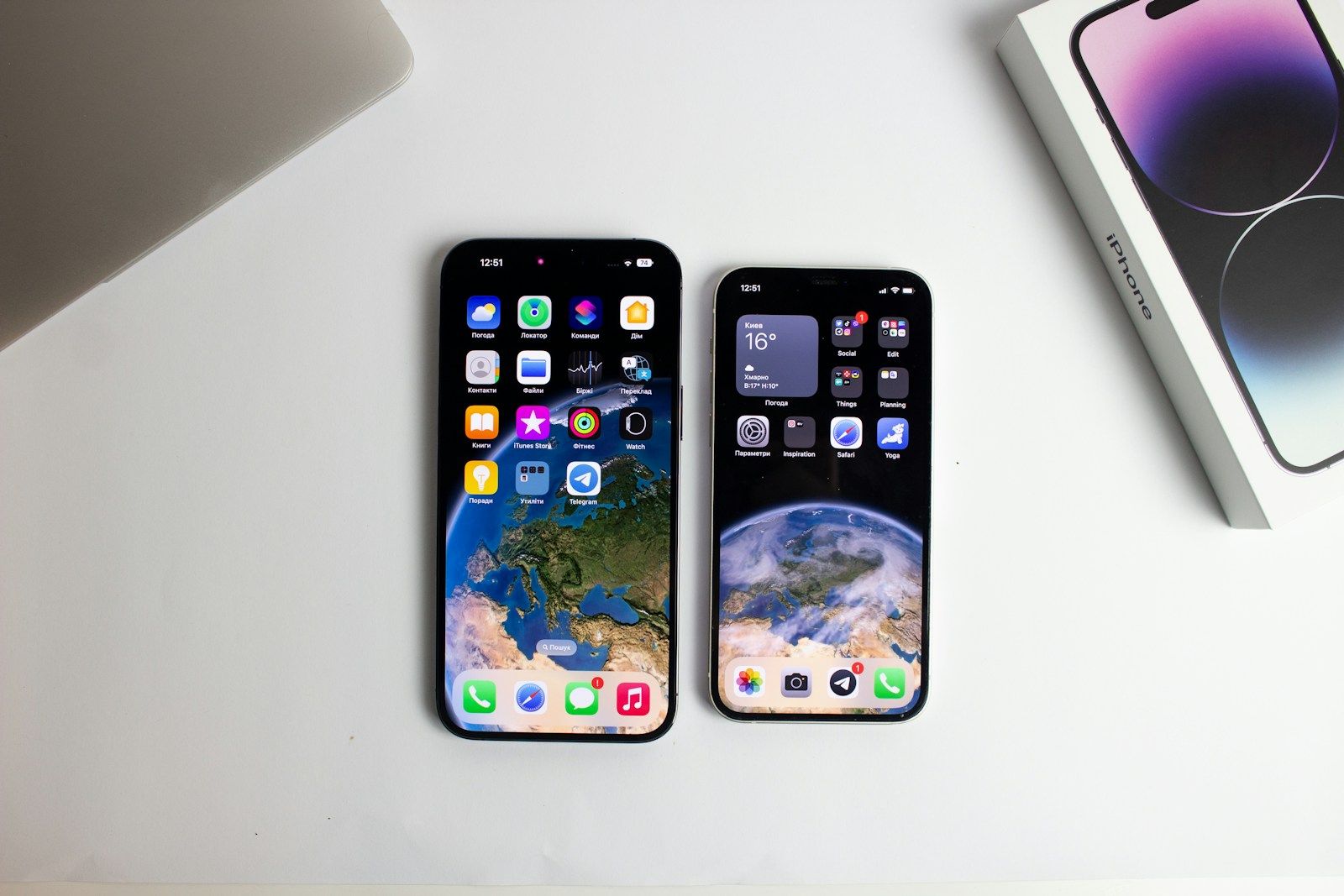 白い机の上の2台のiPhone。大きい画面でDynamic Islandが見える