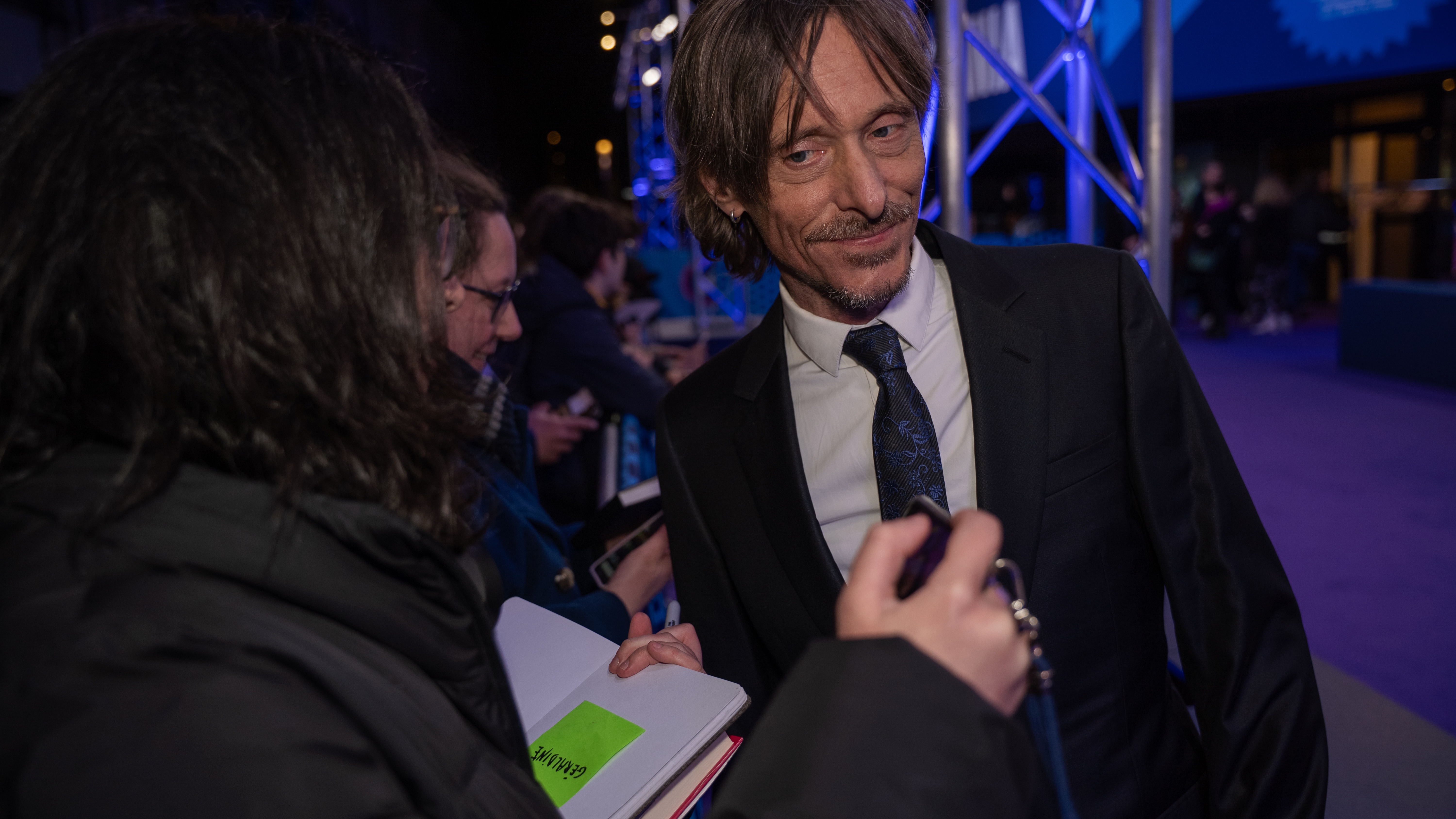 Mackenzie Crook speaking with fans at Series Mania 2026